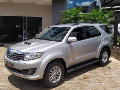 TOYOTA - HILUX SW4 - 2011/2012 - Prata - Sob Consulta