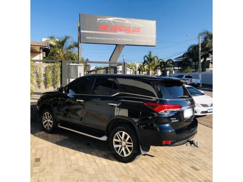 TOYOTA - HILUX SW4 - 2017/2017 - Preta - Sob Consulta