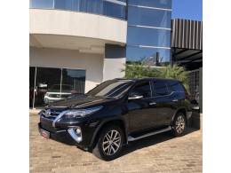 TOYOTA - HILUX SW4 - 2017/2017 - Preta - Sob Consulta