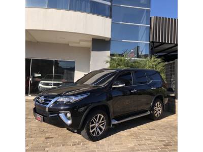 TOYOTA - HILUX SW4 - 2017/2017 - Preta - Sob Consulta