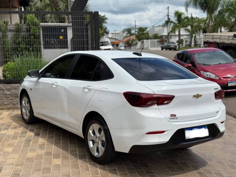 CHEVROLET - ONIX - 2022/2023 - Branca - Sob Consulta